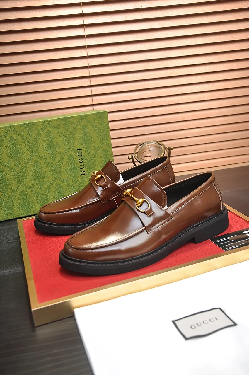 Men's shoes💰540💶Italy's top luxury men's shoe giant (GUCCI) (Gucci) (full cowhide lining) new arrival🍃Original European style🔰 Pleasant to the eye😍In order to make the shoes more durable and non-deformable🌀The production continues to follow traditional methods but there is still no lack of innovation💪Choose original sheepskin for the leather♻️ Smooth and natural And extra bright ⭐Made of imported cowhide, the first choice of rich people 38-45 (45 customized)